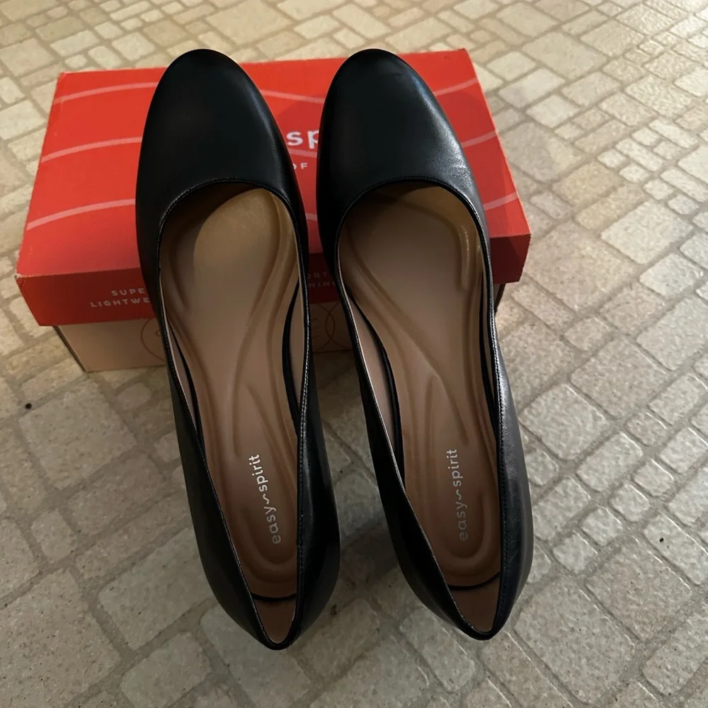 Easy Spirit Black Women's Heels - Picture 2 of 3